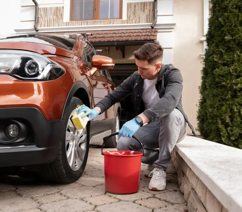 Lavage auto à domicile Congerville-Thionville : professionnel intervenant sur un véhicule